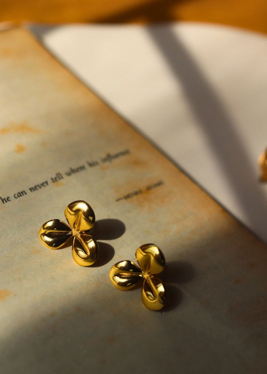 Hypoallergic Minimal Flower Earring