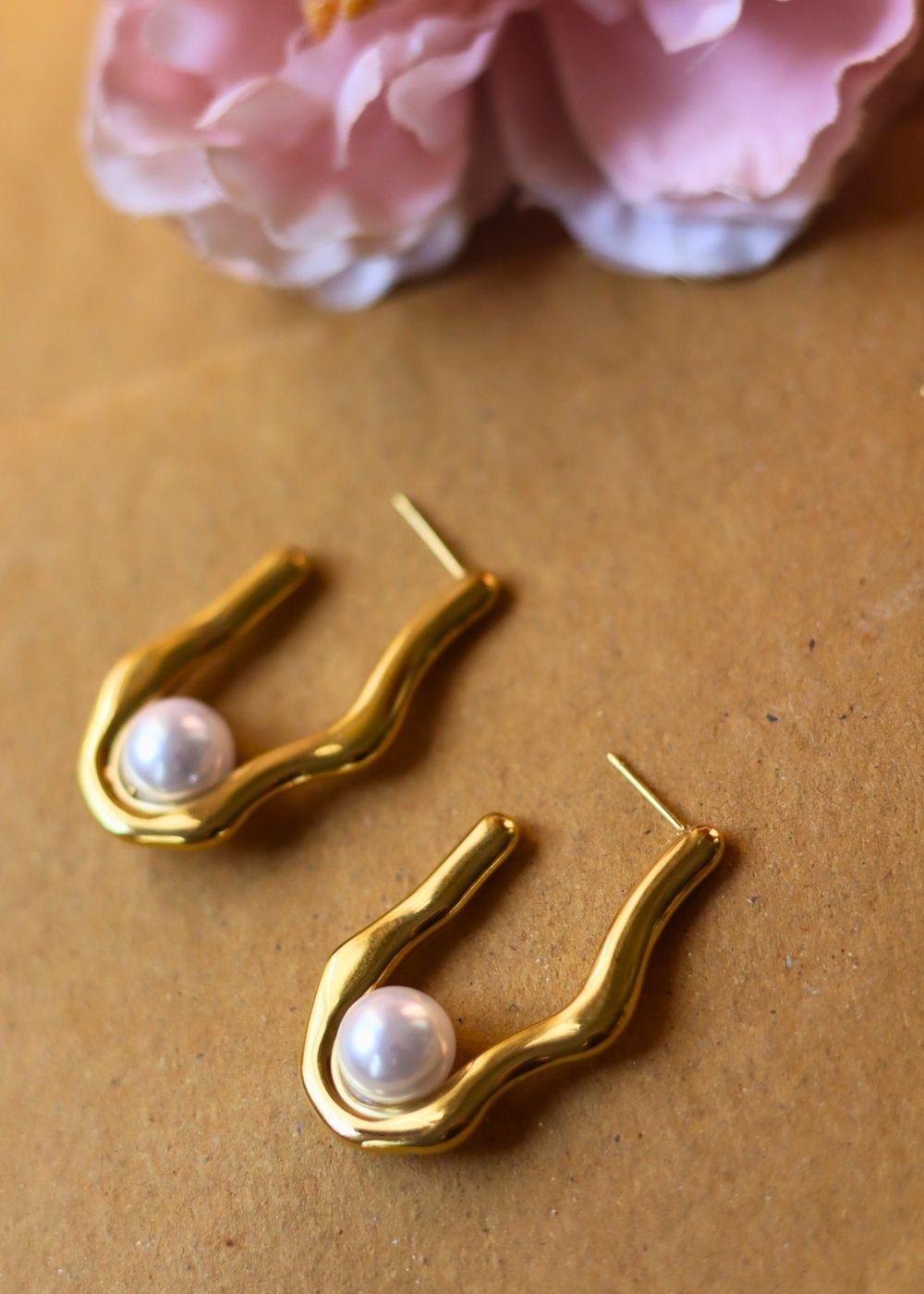 Hypoallergic Misfit pearl Earrings